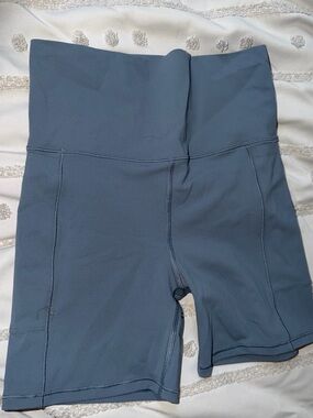 Vuori High-Waist Bike Shorts in Slate Blue-Gray. Xs